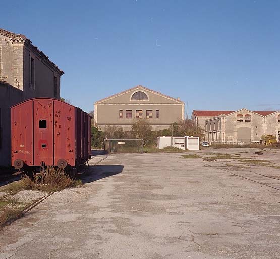 De gauche à droite : le pavillon nord de l'ajustage, les bureaux, les forges et à l'arrière le magasin général. ; De gauche à droite : le pavillon nord de l'ajustage, les bureaux, les forges et à l'arrière le magasin général.