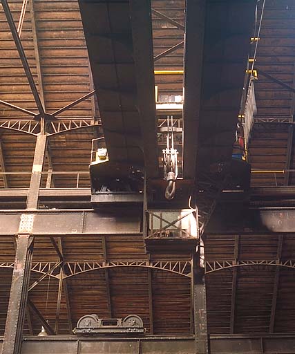 Pont roulant latéral vu de côté et pont roulant de 20 tonnes vu de dessous. ; Pont roulant latéral vu de côté et pont roulant de 20 tonnes vu de dessous.