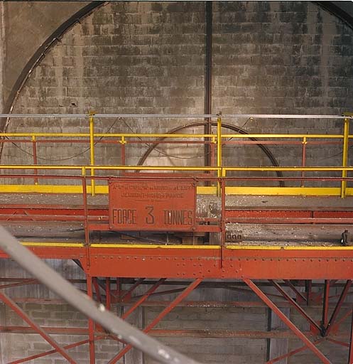 Vue latérale du tablier du pont-roulant n° 1 ; détail de la plaque de fabriquant.