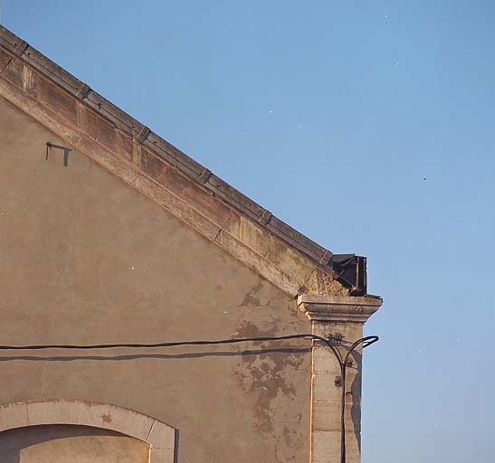 Appui de la panne sablière sur le mur gouttereau. ; Appui de la panne sablière sur le mur gouttereau.