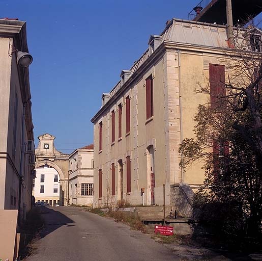 Bâtiment administratif d'entreprise (entrée monumentale)