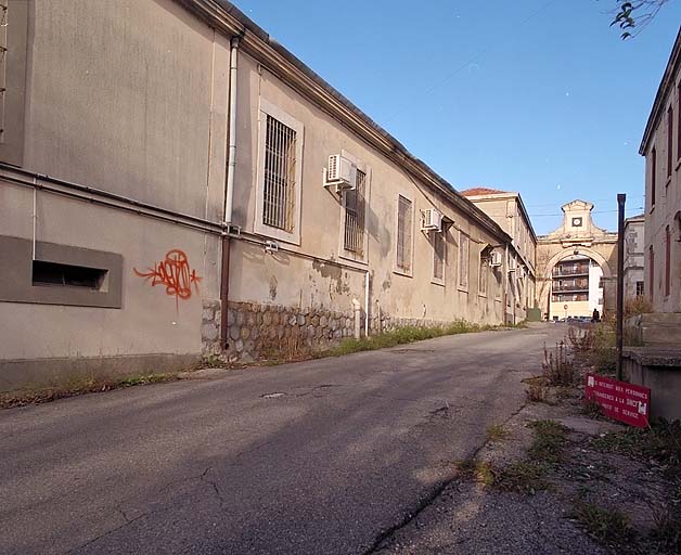 Entrée de l'usine : vue de la rue principale. ; Entrée de l'usine : vue de la rue principale.