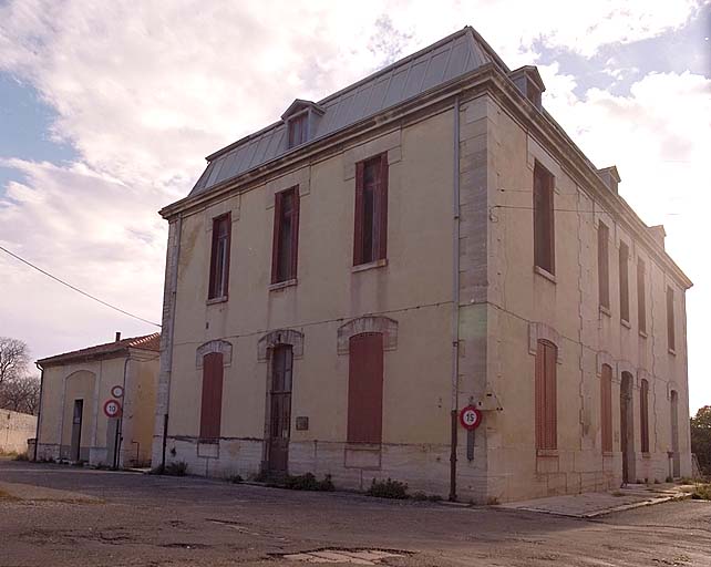 A droite, le bureau d'arrondissement du matériel. A gauche, le bâtiment des pompes à incendie et des écuries. ; A droite, le bureau d'arrondissement du matériel. A gauche, le bâtiment des pompes à incendie et des écuries.