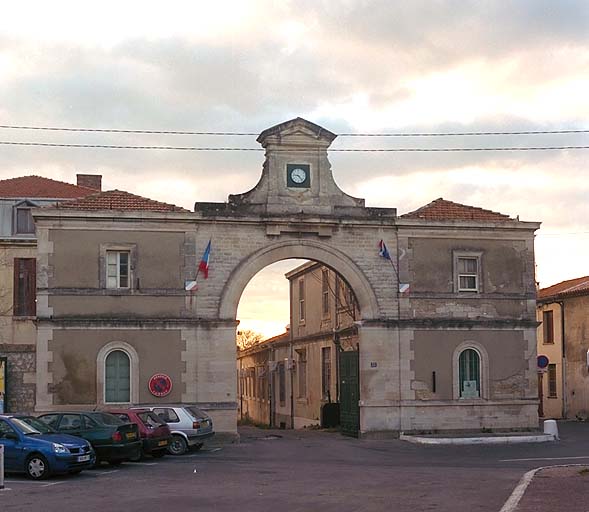 L'entrée monumentale des ateliers d'Arles. ; L'entrée monumentale des ateliers d'Arles.