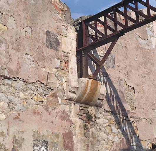 Appui de la charpente dans le mur. ; Appui de la charpente dans le mur.