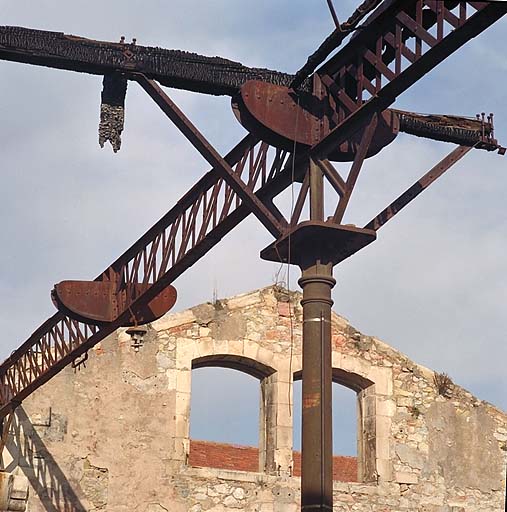 Détail de la charpente calcinée. ; Détail de la charpente calcinée.