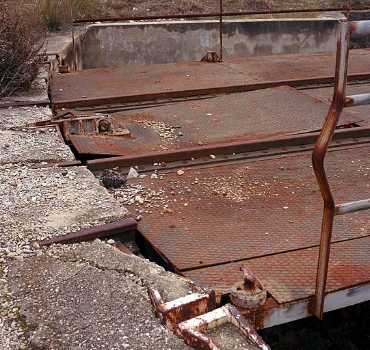 La tête du pont et le système de positionnement dans les axes des voies ferrées. ; La tête du pont et le système de positionnement dans les axes des voies ferrées.