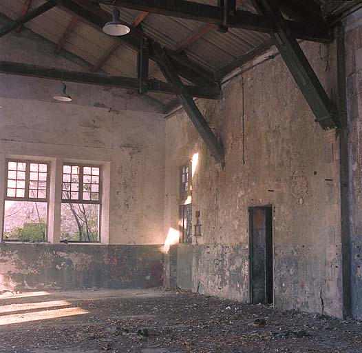 Bâtiment de l'ancienne scierie : appui de la charpente sur un ancien mur extérieur. ; Bâtiment de l'ancienne scierie : appui de la charpente sur un ancien mur extérieur.