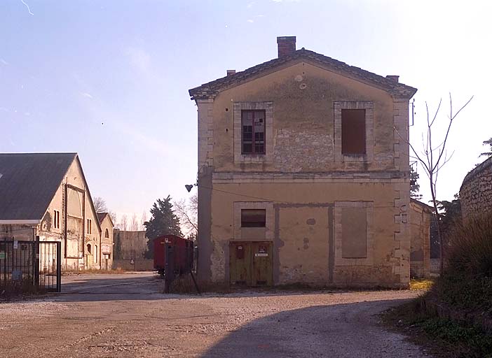 Elévation nord du pavillon nord de l'ajustage. A l'arrière plan à gauche, l'élavation ouest de la chaudronnerie de fer. ; Elévation nord du pavillon nord de l'ajustage. A l'arrière plan à gauche, l'élavation ouest de la chaudronnerie de fer.