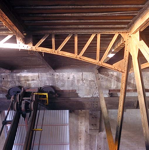 Appui de la charpente et des ponts roulants latéraux sur les murs gouttereaux. ; Appui de la charpente et des ponts roulants latéraux sur les murs gouttereaux.