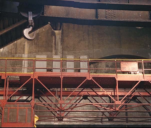 En arrière plan du pont roulant de 20 tonnes, détail de la struture métallique du pont n°2 et de sa cabine.