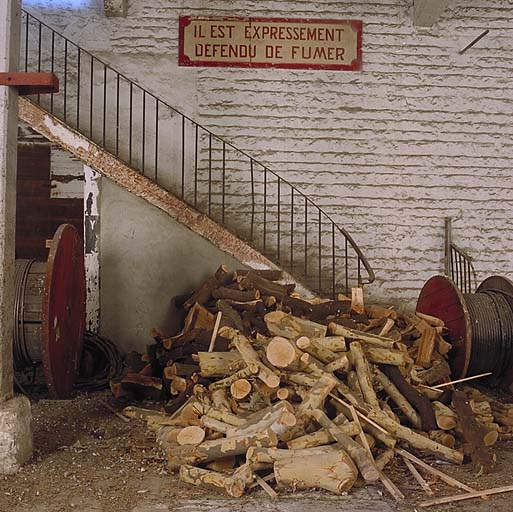 Le magasin général : détail de l'escalier. ; Le magasin général : détail de l'escalier.