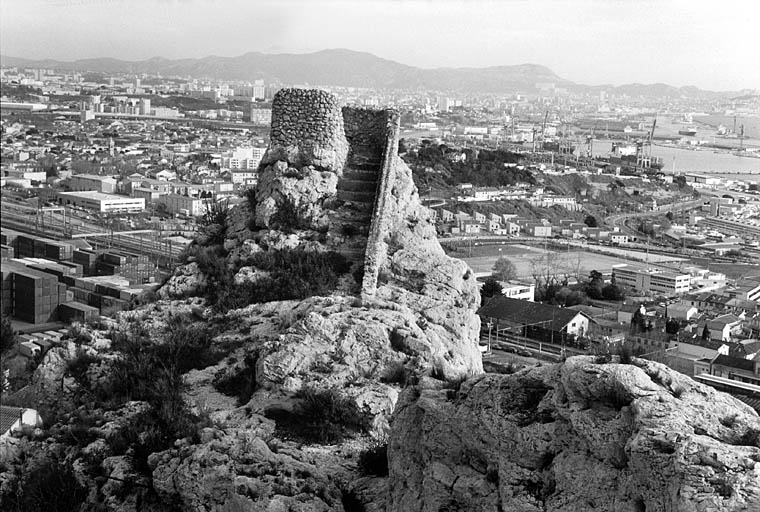 Vue du port de Marseille depuis la tour de guet de Château Bovis (quartier de l'Estaque-Gare).