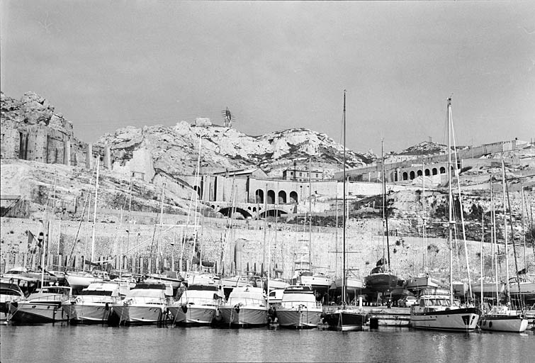 Les ruines de l'usine Kuhlmann, au quartier des Riaux, vues depuis la mer.