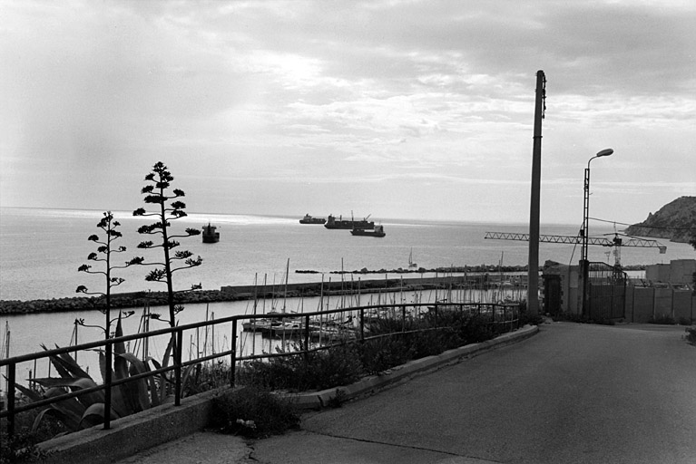 La mer vue de la montée des usines, au quartier des Riaux.