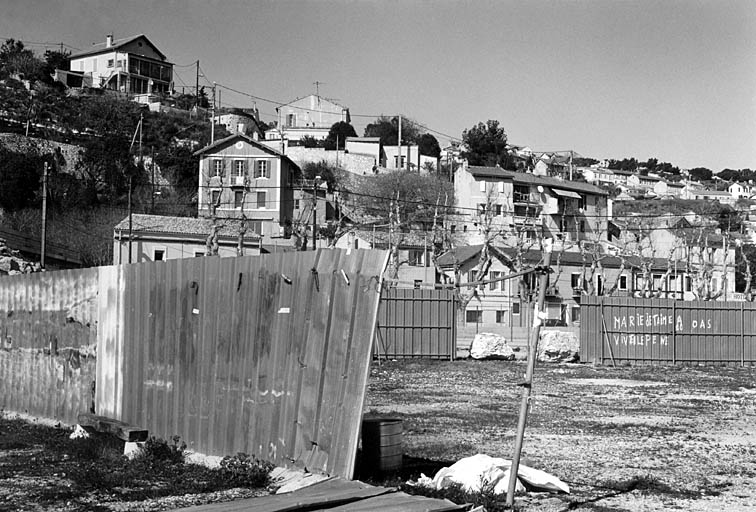 La colline des Riaux depuis le bord de mer.