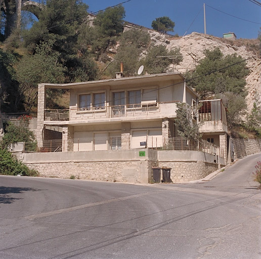 Maison, 212 chemin de la Nerthe (Riaux C 97), construite vraisemblablement vers 1950/60 pour la Société des chaux et ciments. Vue d'ensemble des façades antérieures.
