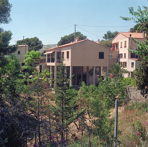 Boulevard Alexandre-Rivallant, maison sur pilotis (parc. P 162), construite vers 1970.