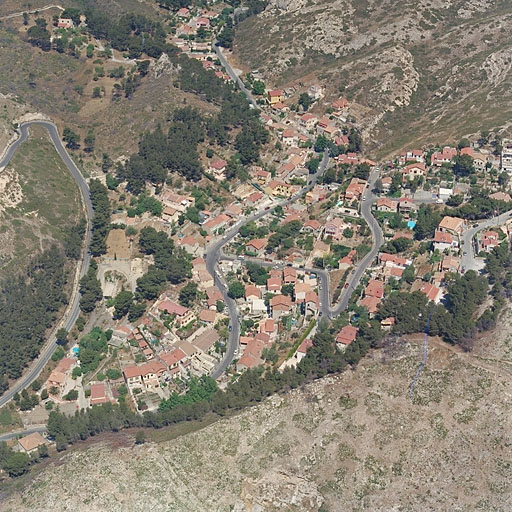 Vue aérienne d'ensemble du Vallon du Marinier prise du sud-est. A gauche du chemin du fond de vallon, le lotissement Fabre, à droite le lotisement Rabezzana.