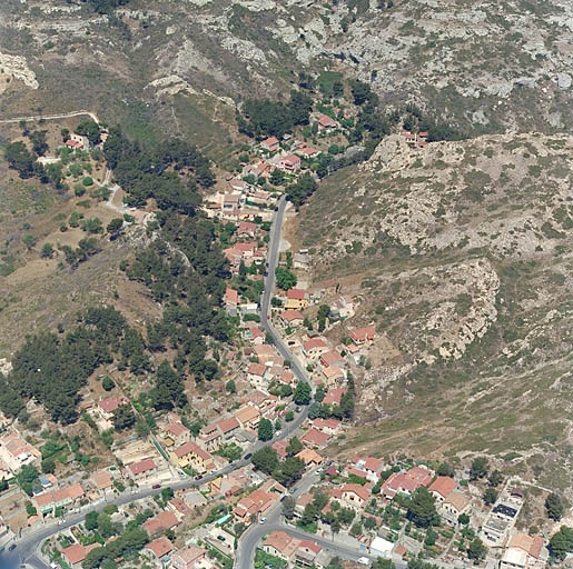 Vue aérienne d'ensemble prise du sud. A gauche du chemin du Marinier en fond de vallon, le lotissement Fabre.