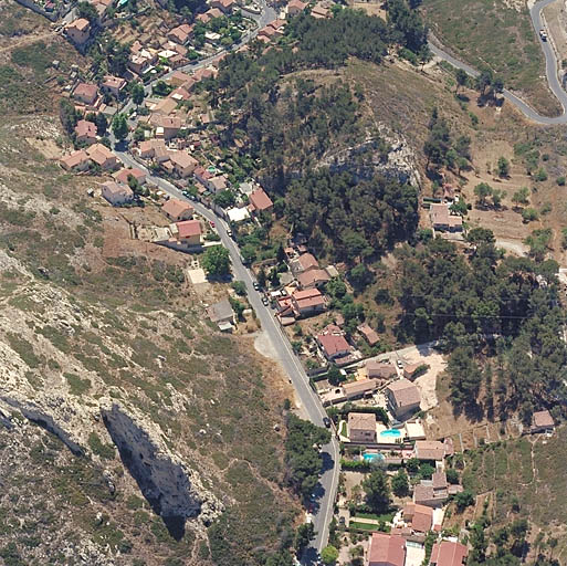 Partie est du Vallon du Marinier, vue aérienne prise du nord. Au premier plan, anciennes terrasses de culture. A droite, dans la colline, ancienne ferme.