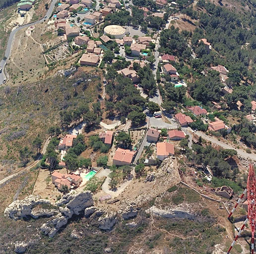 Vue aérienne d'ensemble de l'écart des Abandonnés, prise du nord. Anciens quartiers de cabanons, au premier plan et au second plan à droite. Au fond, nouveau lotissement.