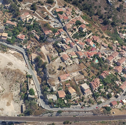 Secteur des Piches-Riaux. Vue aérienne prise du sud-ouest. Au premier plan, la voie ferrée et le chemin de la Nerthe.