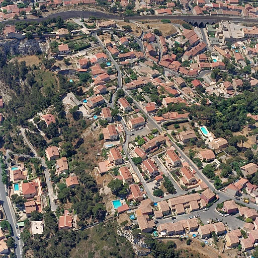 Entre montée Pichou et chemin du Marinier, la campagne Miramar. Au premier plan, le nouveau lotissement de la Villa Bellevue. Vue aérienne prise du nord.