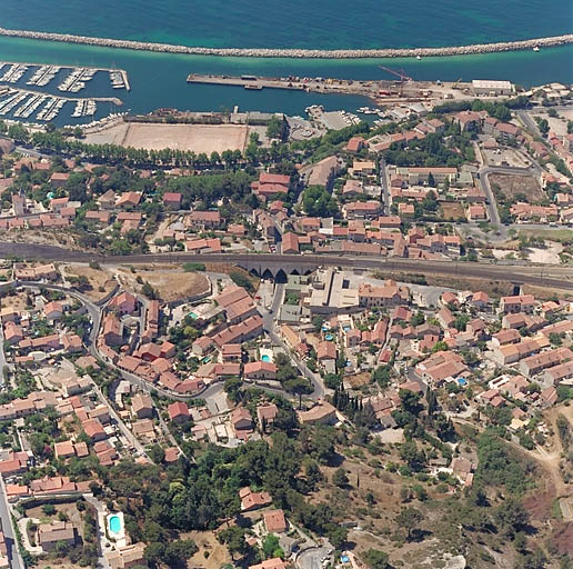 Vue aérienne d'ensemble de la partie basse du quartier des Piches prise du nord. Au-delà de la voie ferrée, le quartier de la Falaise.