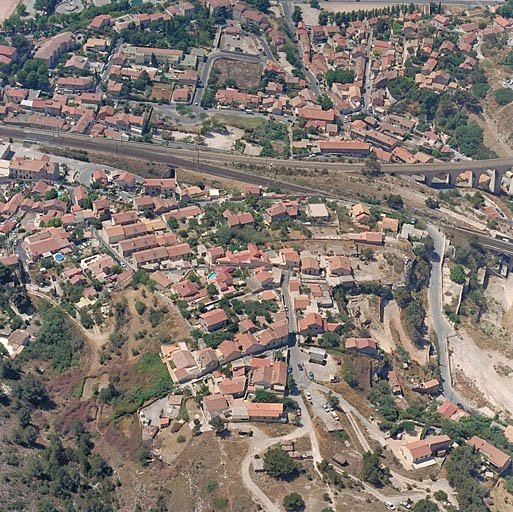 Partie ouest du quartier des Piches. Au premier plan, la montée des Iris. Au-delà de la voie ferrée, le lotissement de la Falaise et le Vallon des Riaux. Vue aérienne prise du nord.