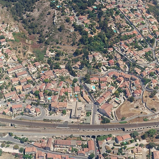 Vue aérienne prise du sud. Au premier plan, de part et d'autre de la voie ferrée, l'îlot Nerthe-Chauffert-Pichou.