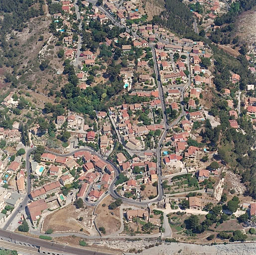 Vue aérienne d'ensemble de la montée Pichou, prise du sud. Le vallon de la campagne Galve et du lotissement Rivallant sont bien visibles.