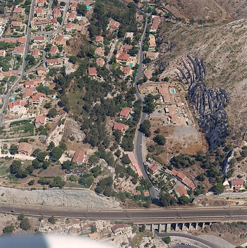 Vue aérienne prise du sud du début du chemin du Marinier, au niveau des carrières.