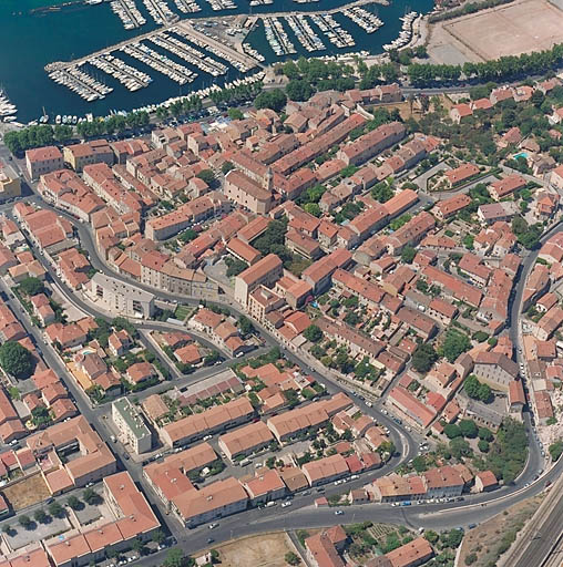 Vue aérienne prise de l'est couvrant le secteur du chemin de la Nerthe à la mer et du boulevard Chieusse à la villa Mistral.