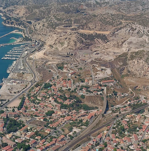 Vue aérienne prise de l'est : ensemble du quartier des Riaux avec le secteur des usines et le bord de mer jusqu'à Corbières.