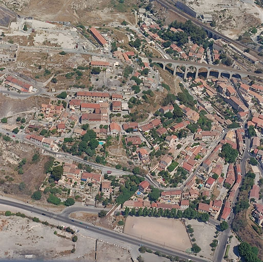 Vue aérienne prise du sud. Les diverses cités ouvrières occupent le haut de l'agglomération des Riaux, proche des grandes friches industrielles.