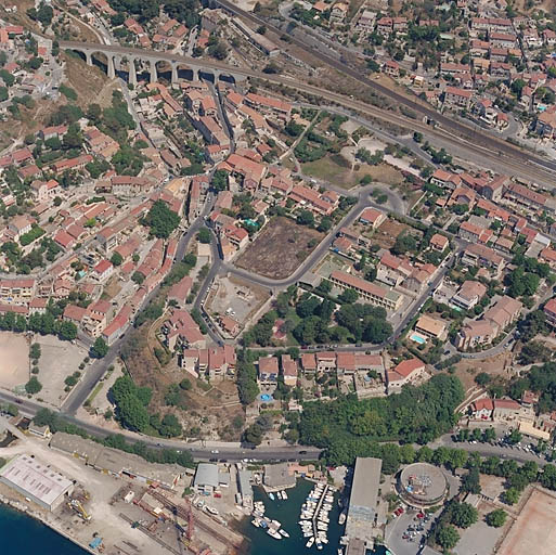 Vue aérienne d'ensemble prise du sud.