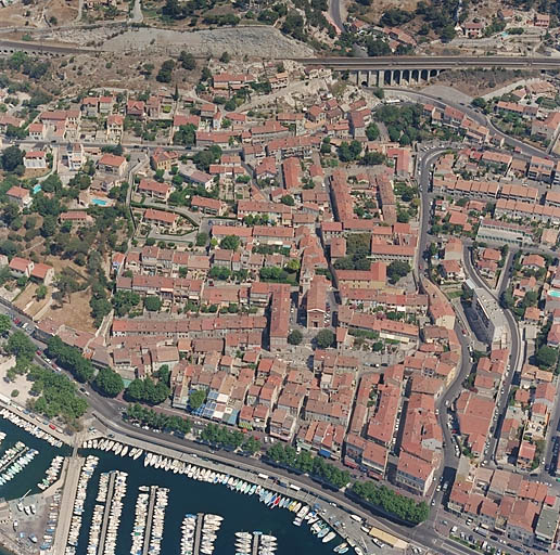 Vue aérienne d'ensemble prise du sud.