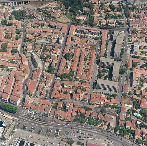 Vue aérienne d'ensemble prise du sud.