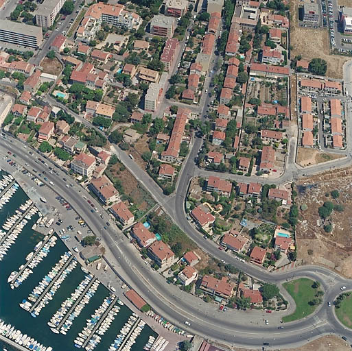 Secteur de la Reconstruction, au bas du boulevard Fenouil. Vue aérienne prise du sud.