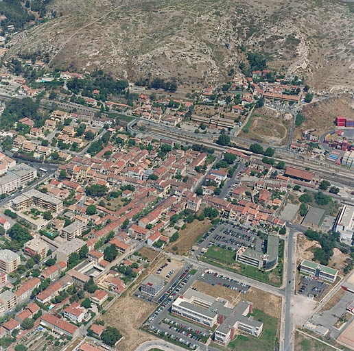 Quartiers de la Fontaine-des-Tuiles, de la Gare et du Château. Vue aérienne prise du sud-est. Au premier plan, la ZAC de Saumaty avec les voieries et les constructions nouvelles. ; Quartier de l'Estaque-Gare, 71 traverse Bovis. Vue aérienne de la propriété prise du sud. ; Quartier de l'Estaque-Gare, 71 traverse Bovis. Vue aérienne de la propriété prise du sud. ; Quartier de l'Estaque-Gare, 71 traverse Bovis. Vue aérienne de la propriété prise du sud.