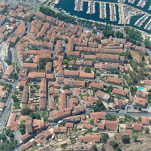 Vue aérienne d'ensemble prise du nord. Au premier plan, la rue Le-Pelletier.