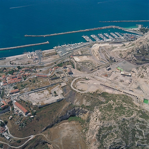 Vue aérienne du secteur des usines et du port de plaisance prise du nord-est.