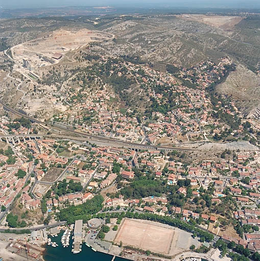 Vue d'ensemble du Vallon des Riaux au quartier de la Falaise, de la mer au massif de la Nerthe. Vue aérienne prise du sud.
