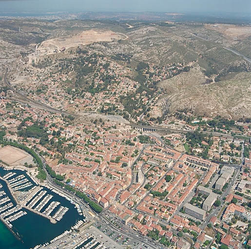 Vue d'ensemble de la Falaise au boulevard, de la mer à l'étang de Berre. Vue aérienne prise du sud.