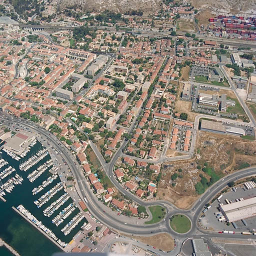 Vue d'ensemble de Saumaty au boulevard Roger-Chieusse, de la mer aux collines derrière le quartier du Château. Vue prise du sud.