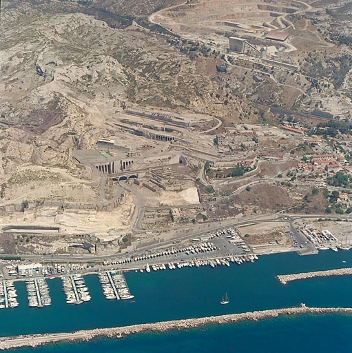 Secteur des usines et carrière le long du chemin de la Nerthe. Au premier plan, port de plaisance. Vue aérienne prise du sud.