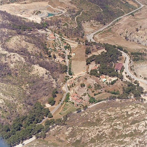 Vue aérienne prise du sud. Au premier plan, la ferme Turc et la chapelle de la Nerthe. Au second plan, les constructions le long du chemin de la Nerthe.