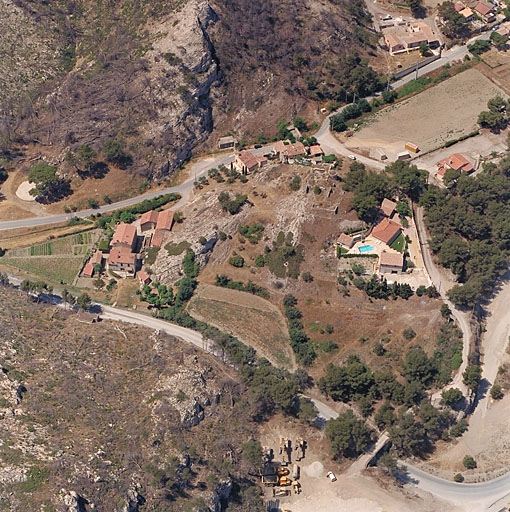 Vue de la butte avec les vestiges du château et à ses pieds, la chapelle de la Nerthe, la ferme Turc et des constructions plus récentes. Vue aérienne prise de l'est.