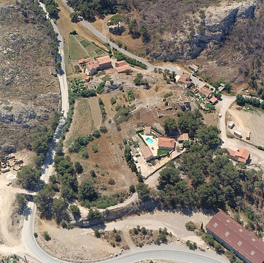 La butte avec les vestiges du château avec à ses pieds, la chapelle de la Nerthe, la ferme Turc et des constructions plus récentes. Vue aérienne prise du nord-est